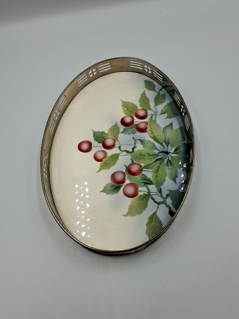 Bakke af porcelæn med kant af metal